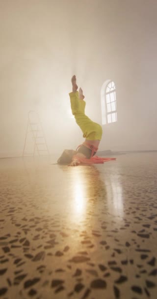 Vertical Video Portrait Happy Caucasian Female Dancer Dancing Dance Studio — Stok video