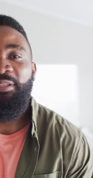 Vertikal Video Halv Ansikte Porträtt Glad Afrikansk Amerikansk Man Skrattar — Stockvideo