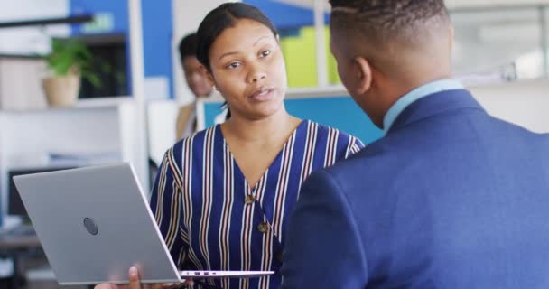 アフリカ系アメリカ人はオフィスでノートパソコンを使う オフィスで働くこと ビジネスコンセプト — ストック動画