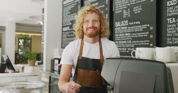 Retrato Barista Masculino Caucasiano Feliz Sorrindo Atrás Balcão Café Proprietário — Vídeo de Stock