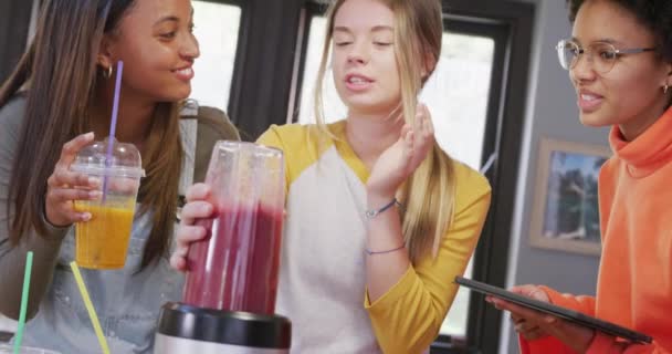 Happy Diversas Amigas Adolescentes Preparando Bebida Saudável Usando Tablet Cozinha — Vídeo de Stock