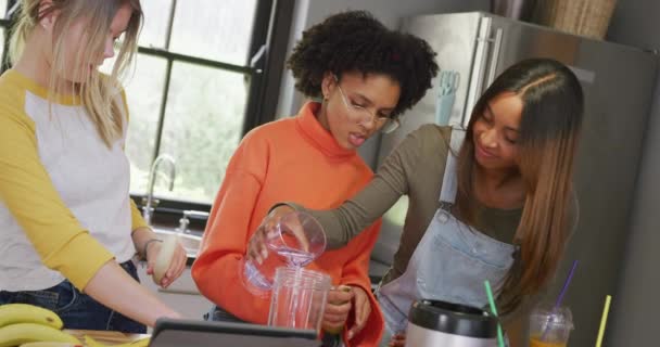Happy Diverse Teenager Girls Friends Preparing Healthy Drink Kitchen Slow — ストック動画