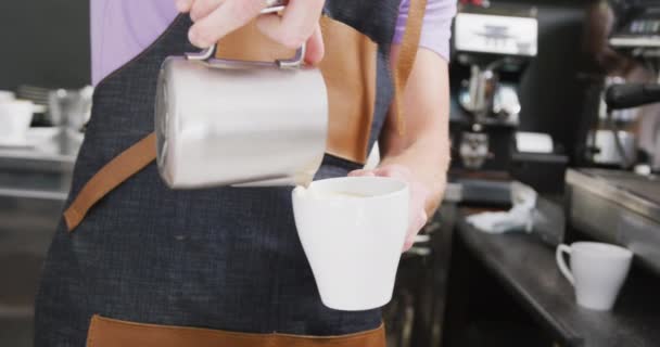Barista Masculin Caucasien Portant Tablier Ajoutant Lait Café Dans Café — Video