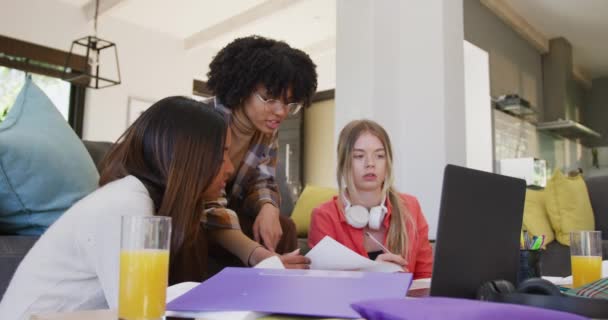 Boldog Változatos Tinédzser Lányok Barátok Használ Laptop Tanulás Együtt Otthon — Stock videók