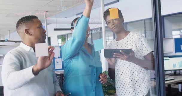 Африканские Американские Бизнесмены Проводят Мозговой Штурм Используют Планшеты Офисе Замедленная — стоковое видео