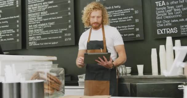 Retrato Barista Masculino Caucasiano Feliz Usando Tablet Atrás Balcão Café — Vídeo de Stock
