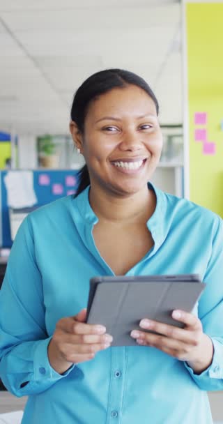 アフリカ系アメリカ人のビジネスマンの女性の笑顔の縦ビデオ スローモーション オフィスで働くこと ビジネスコンセプト — ストック動画