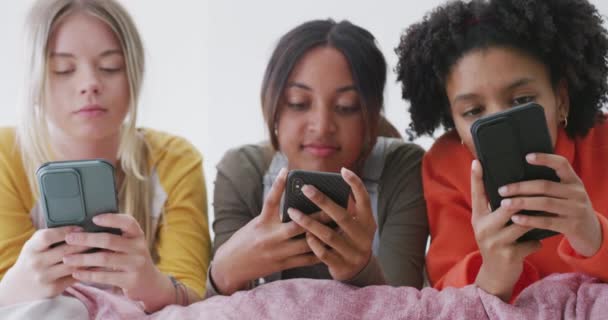 Szczęśliwy Różnorodne Nastolatki Dziewczyny Przyjaciele Leżące Łóżku Pomocą Smartfonów Zwolnione — Wideo stockowe