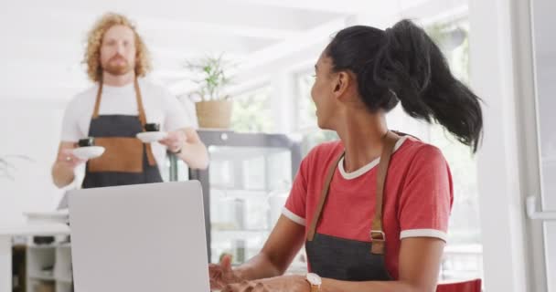Diversos Baristas Masculinos Femininos Felizes Conversando Tomando Café Seu Café — Vídeo de Stock