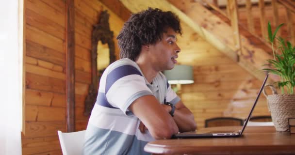 Mutlu Afro Amerikan Adam Masada Oturuyor Laptopunu Video Görüşmesi Için — Stok video