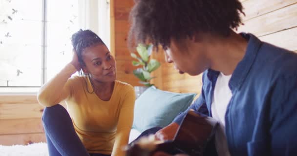 Heureux Couple Afro Américain Jouant Guitare Assis Sur Canapé Dans — Video