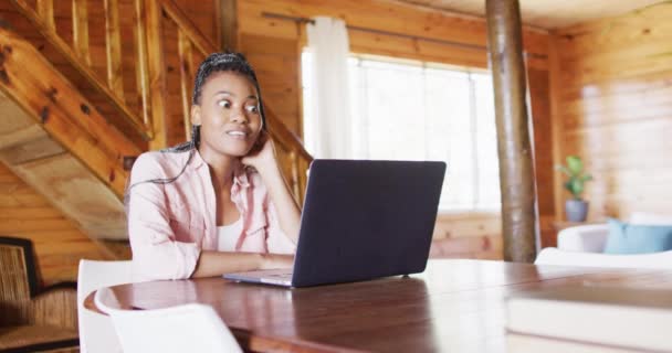 Mutlu Afro Amerikan Kadın Masada Oturuyor Laptopunu Video Görüşmesi Için — Stok video