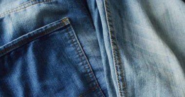 Farklı tonlarda kot pantolon ve fotokopi alanı. Denim günü, malzeme, tarz ve tasarım konsepti.