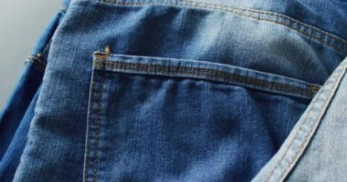 Farklı tonlarda kot pantolon ve fotokopi alanı. Denim günü, malzeme, tarz ve tasarım konsepti.