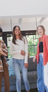 Evde dans eden mutlu genç kızların dikey portresi, yavaş çekim. Evde kaliteli zaman geçirmek, ev hayatı ve arkadaş kavramı.