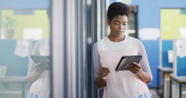 Ofiste tablet kullanan Afro-Amerikan iş kadını portresi, kopyalama alanı, ağır çekim. Ofiste çalışmak, iş kavramı.