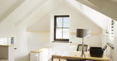 Ev ofisi, penceresi ve masası olan boş bir ev, ağır çekim. İç tasarım, ev ve mobilya konsepti.