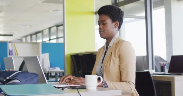 Портрет Африканской Предпринимательницы Использующей Ноутбук Офисе Замедленная Съемка Работа Офисе — стоковое видео