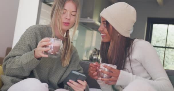 Happy Diverse Teenager Girls Friends Drinking Coffee Using Smartphone Home — ストック動画