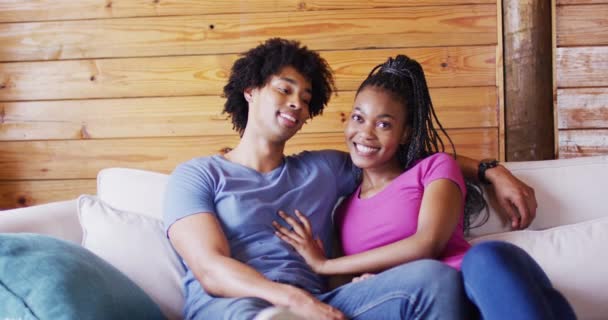 Portrait Happy African American Couple Sitting Sofa Log Cabin Slow — Αρχείο Βίντεο
