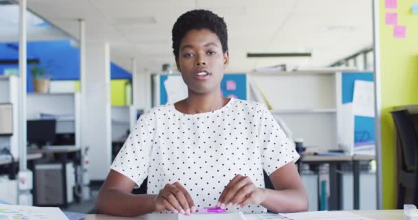 Африканська Американська Бізнесменка Має Відео Дзвінок Офісу Повільний Рух Робота — стокове відео