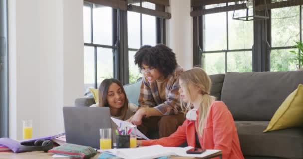Happy Diversas Amigas Adolescentes Usando Laptop Aprender Juntos Casa Câmera — Vídeo de Stock