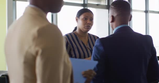 아프리카 미국인 사업가들은 사무실에서 일하는 천천히 얘기하고 있습니다 사무실에서 일하는 — 비디오
