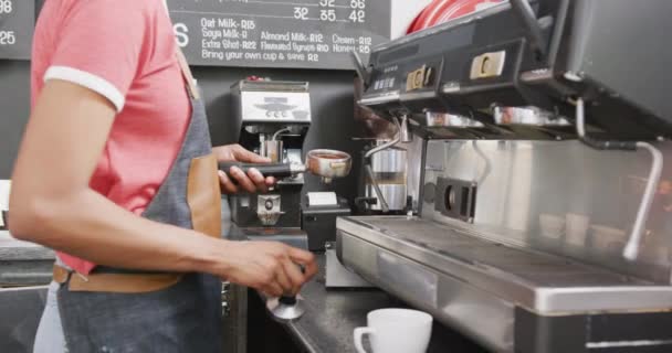 在咖啡店里穿着围裙 在咖啡机上煮咖啡的生鱼片女巴里斯塔 当地企业主和招待费概念 — 图库视频影像