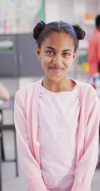 学校での幸せな女の子の肖像画の垂直ビデオ 包括性 学習の概念 — ストック動画