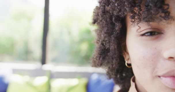 Retrato Metade Rosto Uma Adolescente Afro Americana Feliz Sorrindo Rindo — Vídeo de Stock