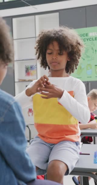 コピースペースで手話を使用して笑顔アフリカ系アメリカ人の学童の垂直ビデオ 子供時代 包括性 学習の概念 — ストック動画