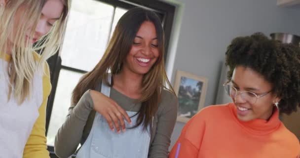 Happy Diverse Teenager Girls Friends Preparing Healthy Drink Kitchen Slow — Vídeos de Stock