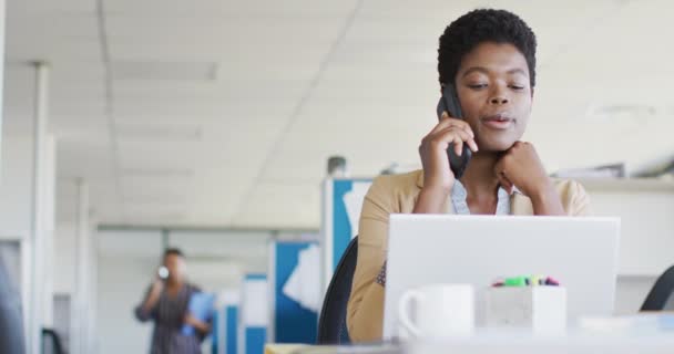 Африканська Американська Бізнесменка Яка Користується Ноутбуком Смартфоном Офісі Сповільнює Рух — стокове відео