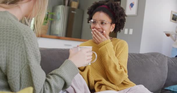 Feliz Diversas Amigas Adolescentes Tomando Café Hablando Casa Cámara Lenta — Vídeos de Stock