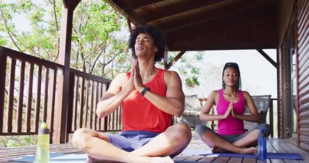 Glückliches Afrikanisch Amerikanisches Paar Beim Yoga Und Meditieren Blockhaus Zeitlupe — Stockvideo