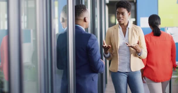 Африканские Бизнесмены Обсуждают Работу Офисе Замедленную Съемку Работа Офисе Концепция — стоковое видео