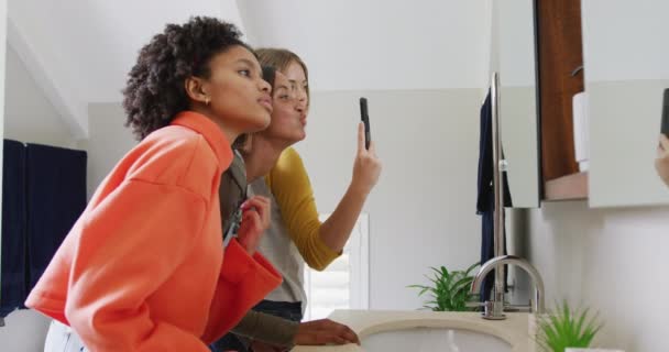 Feliz Diversas Adolescentes Amigas Tomando Selfie Casa Câmera Lenta Amigos — Vídeo de Stock