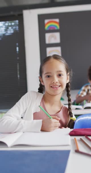 Vídeo Vertical Del Retrato Colegiala Birracial Feliz Escuela Educación Inclusión — Vídeos de Stock