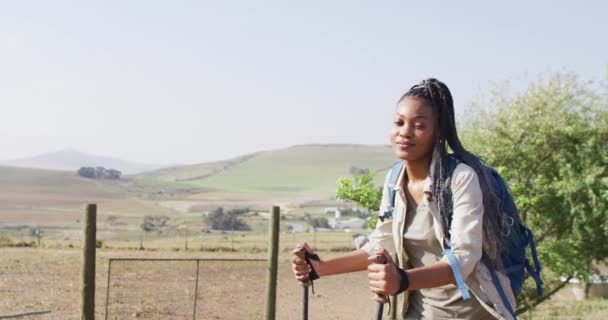Šťastný Africký Americký Pár Batohy Pěší Turistika Trekkingovými Tyčemi Zpomalený — Stock video