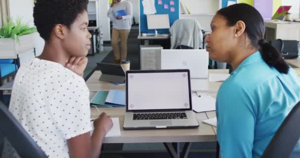 Африканские Бизнесмены Используют Ноутбук Копировальным Местом Офисе Замедленная Съемка Работа — стоковое видео