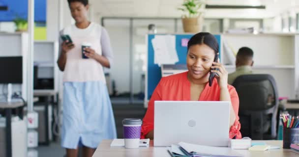 Empresaria Afroamericana Usando Laptop Hablando Smartphone Oficina Cámara Lenta Trabajo — Vídeo de stock