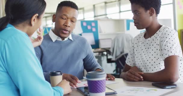 Африканські Американські Бізнесмени Які Зустрічаються Офісі Сповільнюють Рух Робота Посаді — стокове відео