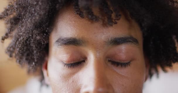Retrato Homem Afro Americano Feliz Olhar Para Câmara Cabine Registo — Vídeo de Stock