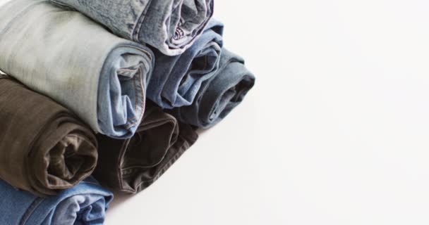 Cierre Jeans Plegados Con Diferentes Tonos Sobre Fondo Blanco Con — Vídeos de Stock