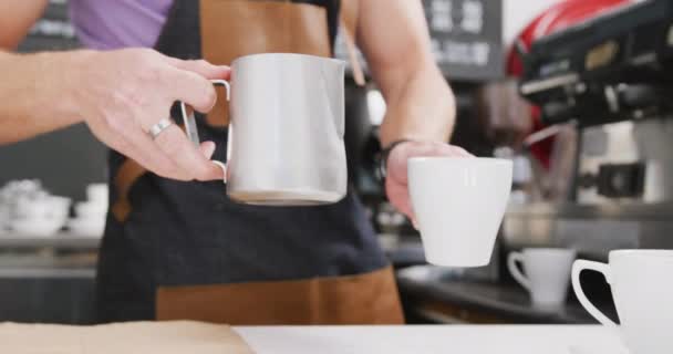 Καυκάσιος Μπάρμαν Που Φοράει Ποδιά Προσθέτοντας Γάλα Στον Καφέ Στο — Αρχείο Βίντεο