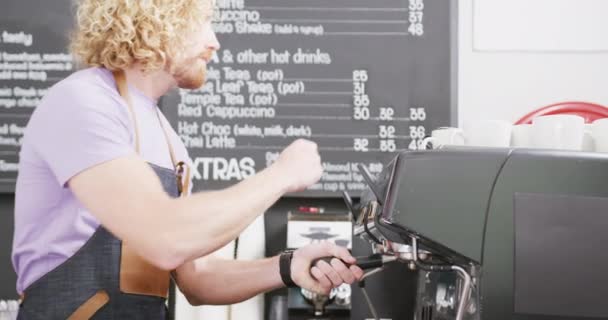 Kavkazský Barista Kavárně Připravuje Kávu Kávovarem Místní Podnikatel Koncepce Pohostinství — Stock video