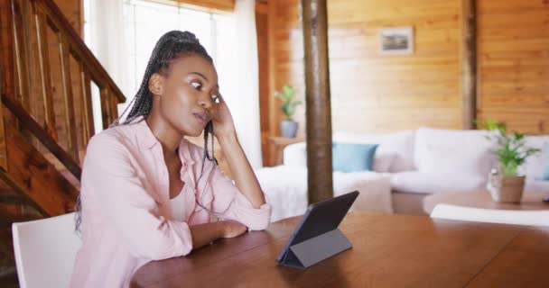 Szczęśliwa Afroamerykanka Siedząca Przy Stole Używająca Tabletu Rozmów Wideo Zwolnione — Wideo stockowe