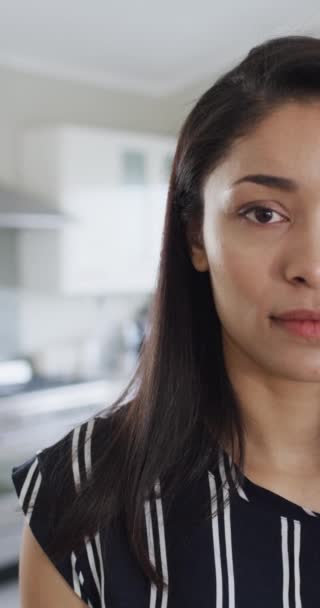 Evde Ağır Çekimde Melez Bir Kadının Portresinin Dikey Videosu Kadın — Stok video