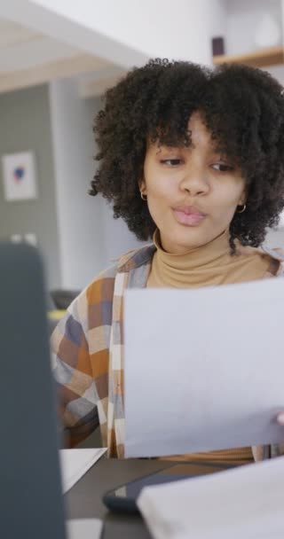Vídeo Vertical Una Adolescente Afroamericana Con Documentos Usando Laptop Cámara — Vídeos de Stock