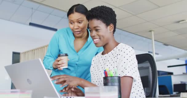 Африканські Американські Бізнесмени Які Користуються Ноутбуком Офісі Сповільнюють Рух Робота — стокове відео
